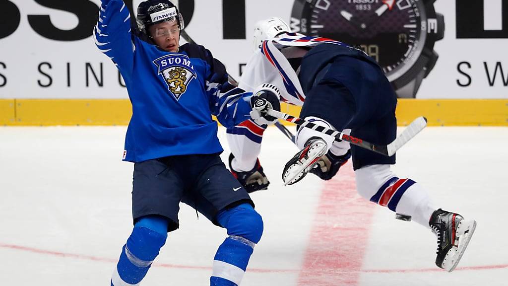 Anttoni Honka, links im Bild während der U20-WM 2020, spielt zumindest diese Saison für den HC Ajoie