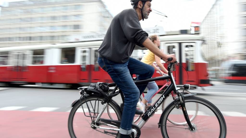 Fahrradfahrer fahren über eine Straße der Hauptstadt. Immer mehr Wiener fahren während der Corona-Pandemie Fahrrad. Die Zahl der Radfahrer ist im Vergleich zum Mai 2019 im Mai 2020 um 45 Prozent gestiegen. Foto: Guo Chen/XinHua/dpa