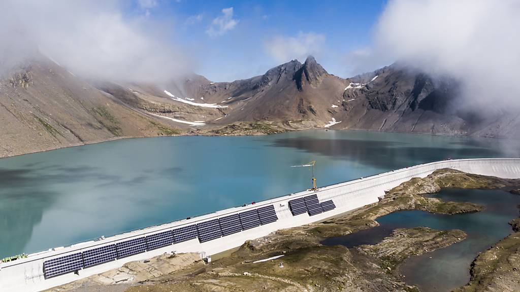 Erstmals Strom von der grössten Schweizer Solaranlage 