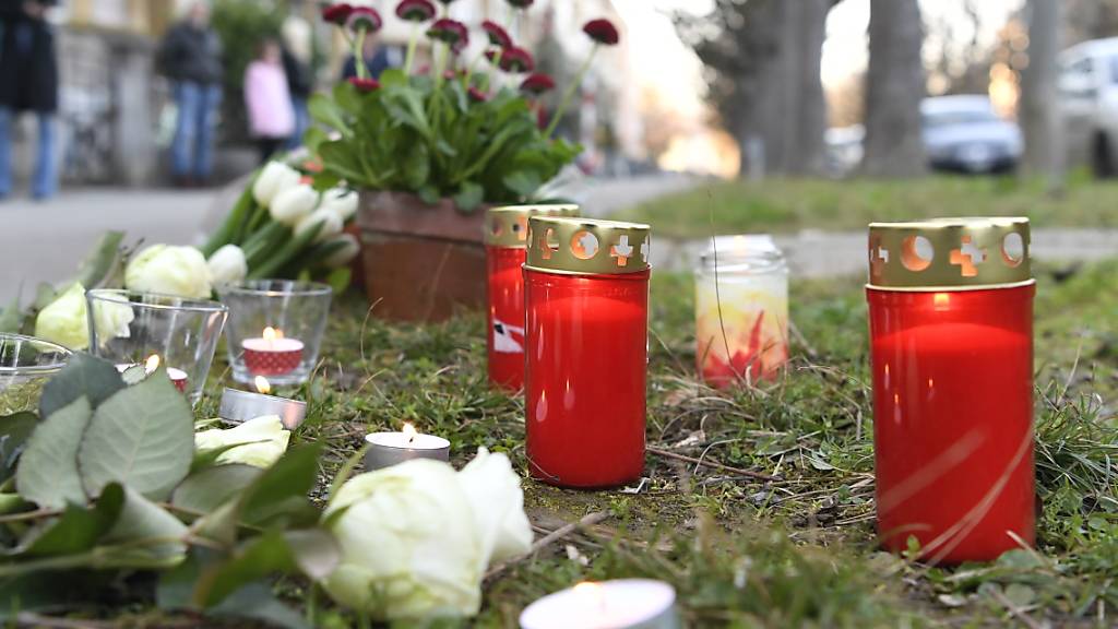 Blumen und Kerzen erinnern an den siebenjährigen Schüler, der am 21. März 2019 auf dem Heimweg am St. Galler-Ring in Basel von der Seniorin erstochen wurde.