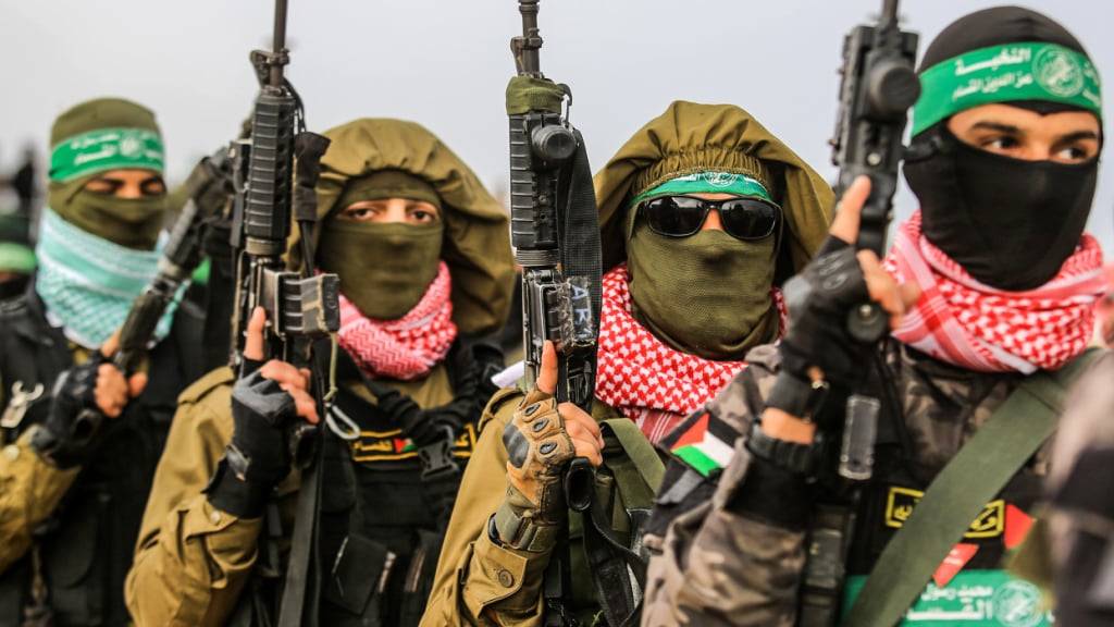 ARCHIV - Vermummte und bewaffnete Mitglieder der Terrororganisation Hamas. Foto: Abed Rahim Khatib/dpa/Archivbild