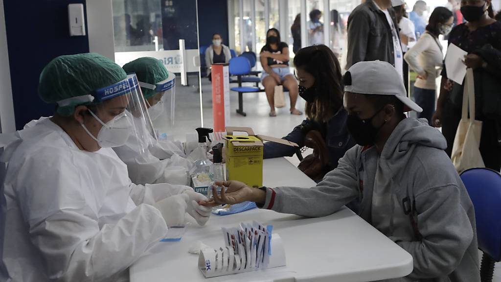 Impflinge werden am ersten Tag einer dreitägigen Corona-Impfkampagne für Menschen über 35 Jahre in Rio de Janeiro auf das Coronavirus getestet. Foto: Bruna Prado/AP/dpa