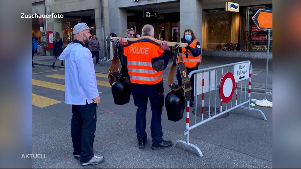 Corona-Demo in Bern: Polizist posiert mit Trycheln