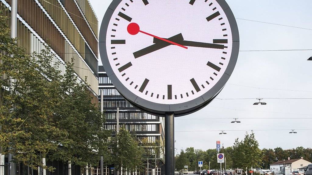 Der Bundesrat hat am Freitag die «Swiss made»-Verordnung für Uhren genehmigt und per Anfang nächsten Jahres in Kraft gesetzt. Mindestens 60 Prozent der Herstellungskosten einer Uhr müssen in der Schweiz anfallen. (Archivbild)