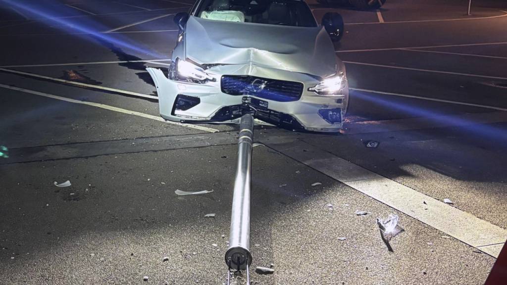 Ein Autofahrer kollidierte in Weinfelden mit einem parkierten Auto und einem Schaufenster, ehe er in eine Litfasssäule und einen Kandelaber fuhr.