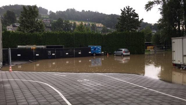 Auch der Mitarbeiterparkplatz des Verkehrshauses war wegen dem Unwetter überschwemmt.
