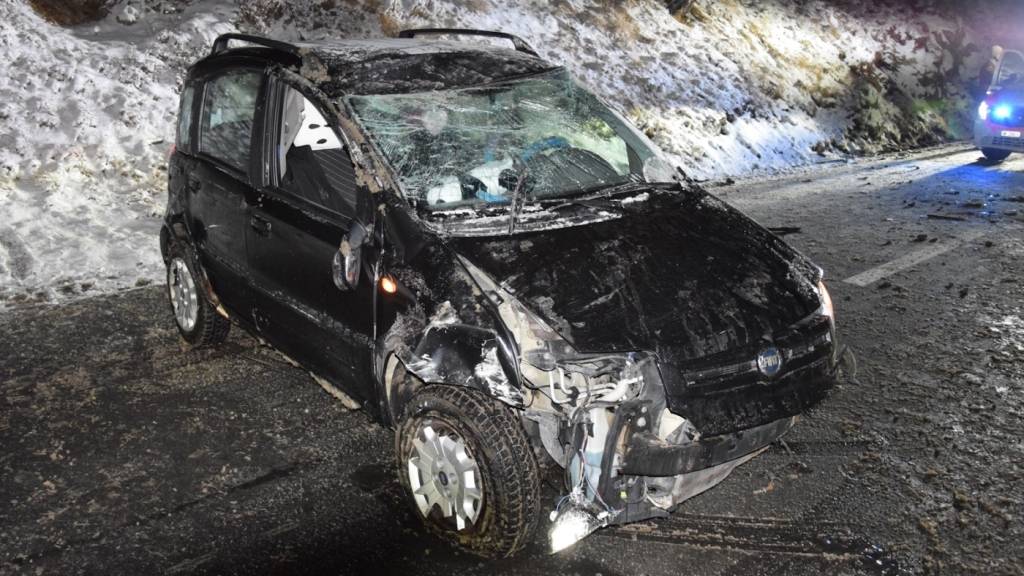 Auto einer Italienerin überschlägt sich bei Sils im Engadin GR
