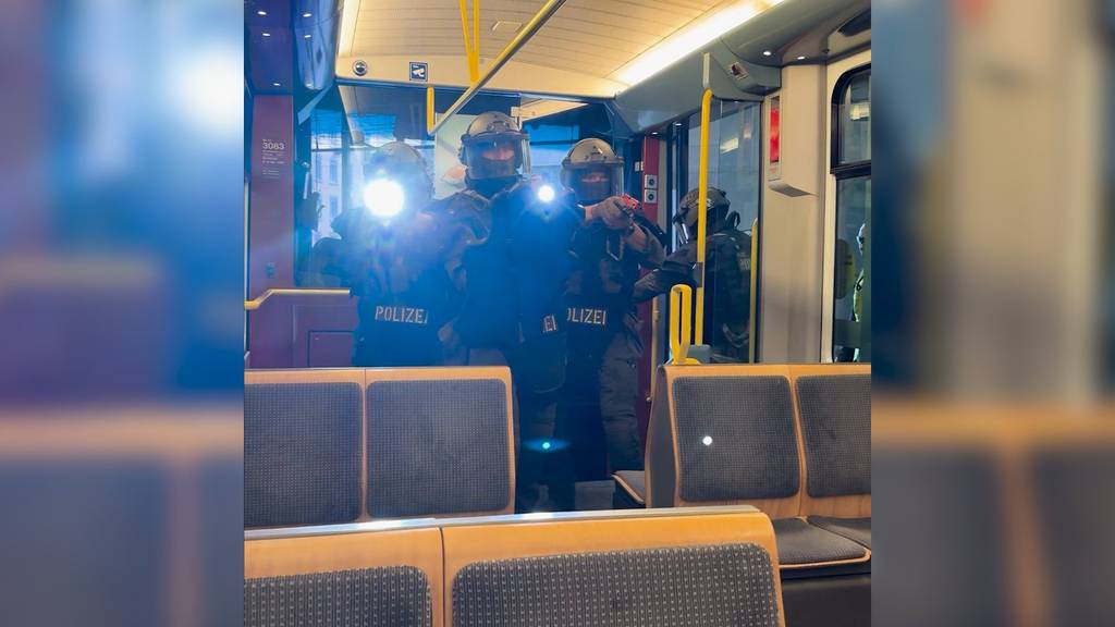 Polizisten stürmen Tram in der Stadt Zürich – zu Übungszwecken