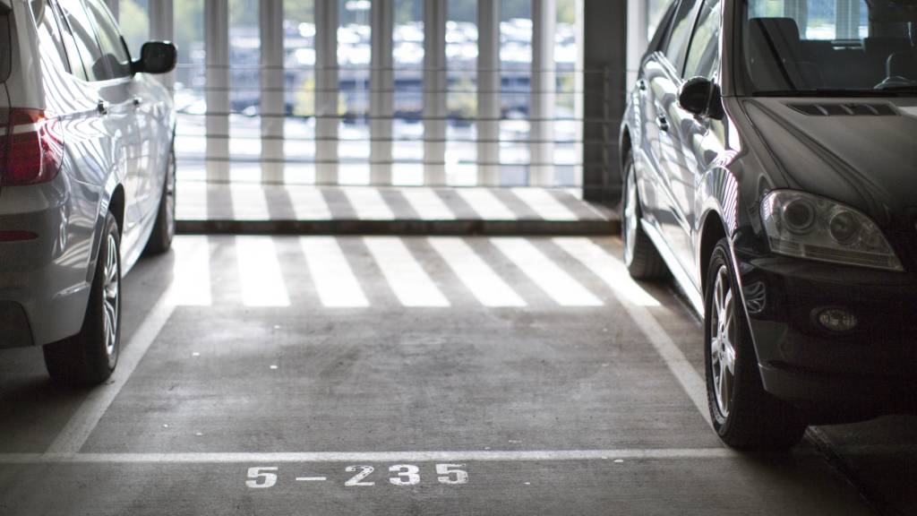 Viele Angestellte des Flughafens fahren mit dem Auto zur Arbeit. Die SP will nun verhindern, dass die Parkplätze teurer werden. Der Flughafen optimiere auf dem Buckel der Mitarbeitenden seinen Gewinn, kritisiert die Partei. (Archivbild)