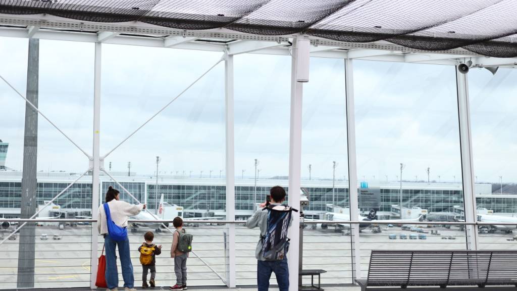 Bereits am Donnerstag kam es wegen eines Pilotenstreiks bei Lufthansa zu Flugausfällen und -Verspätungen. (Archivbild)