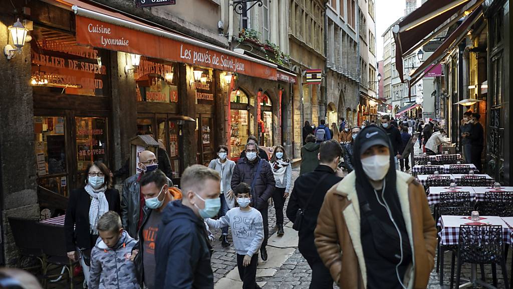 In Frankreich haben sich binnen 24 Stunden 26 896 Menschen mit dem Coronavirus infiziert - das sind so viele wie noch nie seit Beginn der Pandemie. Foto: Laurent Cipriani/AP/dpa