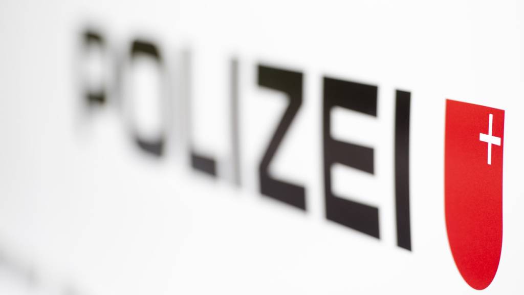 Die Schwyzer Polizei hat nach Einbrüchen in zwei Garagenbetriebe am Donnerstag zwei tatverdächtige Personen festgenommen. (Symbolbild)