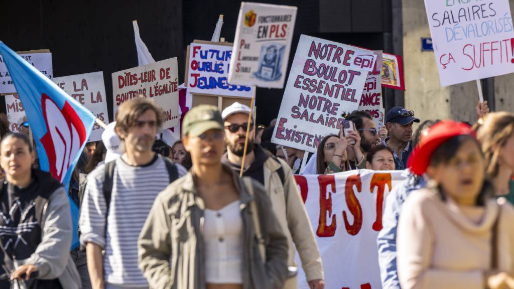 Genfer Staatspersonal protestiert zu Tausenden auf der Strasse