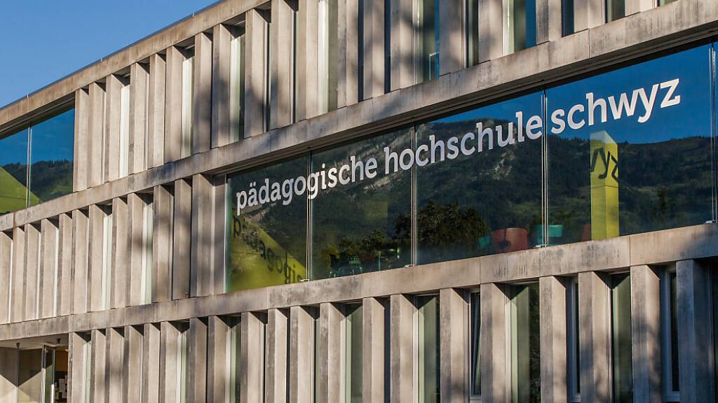 Die Pädagogische Hochschule Schwyz bietet per Herbst 2024 als erste PH einen Fernstudiengang an.