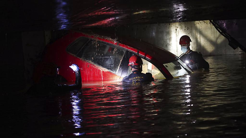 Helfer überprüfen Autos in einer Tiefgarage nach den Überschwemmungen in Spanien. Foto: Alberto Saiz/AP