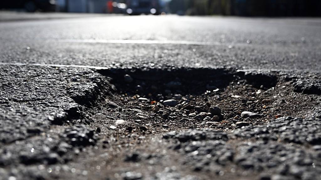 Der schlechte Zustand der Landstrasse durch Netstal GL erfordere zwingend eine rasche Sanierung, begründete das Astra die umfangreichen Sperrungen. (Symbolbild)