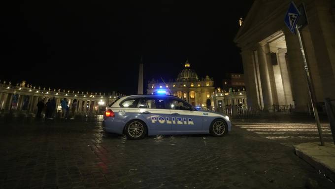 Auto rast durch Kontrollstelle in den  Innenhof