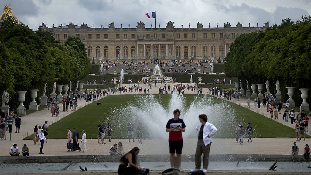 ARCHIV - Besucher genießen die Gärten des Schlosses von Versailles im Juni diesen Jahres außerhalb von Paris. Foto: Christophe Ena/AP