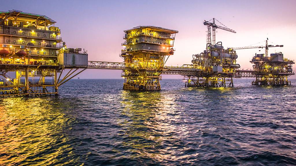 Eine Ölplattform von Saudi Aramco in Tanajib im persischen Golf. Die Ölfirma Saudi Aramco ist mit 2,7 Milliarden Tonnen CO2 pro Jahr der weltgrösste Treibhausgas-Emittent, gefolgt vom Kohleförderer Coal India. (Archivbild)