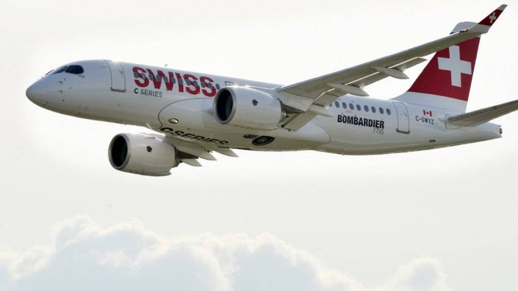 Der neue Flüsterjet der Swiss: die erste Bombardier CS 100 der Airline im Himmel über Zürich-Kloten. (Archiv)