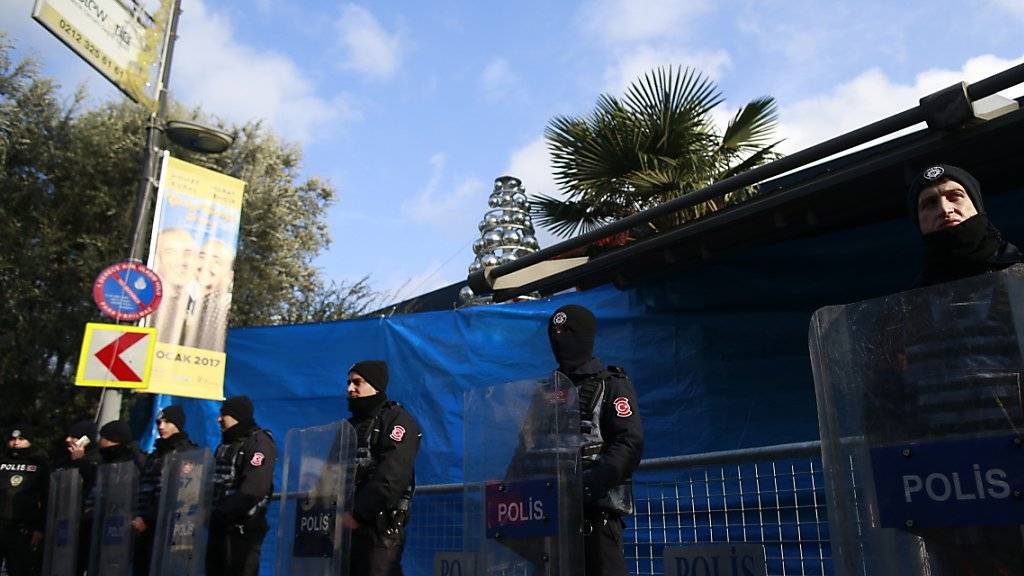 Türkische Polizisten vor dem attackierten Nachtclub - nach dem Anschlag in der Neujahrsnacht wurden nun weitere Verdächtige festgenommen. (Archiv)