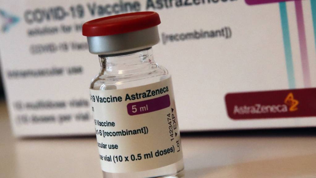 Eine Ampulle mit dem Corona-Impfstoff des schwedisch-britischen Pharmakonzerns Astrazeneca steht auf einem Tisch in einer Apotheke. Foto: Christophe Ena/AP/dpa