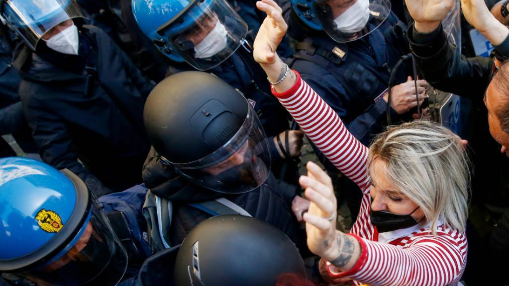 Polizisten und Demonstranten geraten bei einem Protest von Gastronomen in Rom aneinander. Foto: Cecilia Fabiano/LaPresse via ZUMA Press/dpa