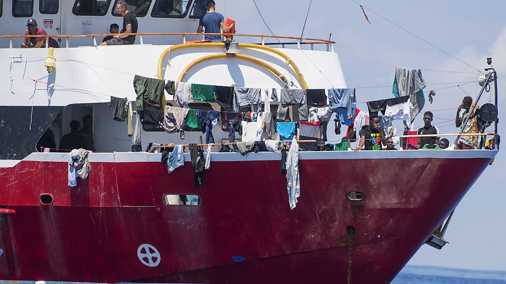 Nach internationalen Protesten lässt Malta mehr als 400 Flüchtlinge in den Hafen einlaufen.