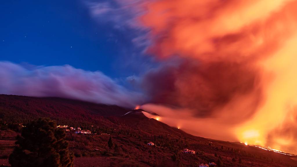 Seit Beginn des Ausbruchs des Vulkans auf La Palma hat die Lava bereits eine Fläche von 1018,9 Hektar bedeckt und bisher 2.616 Gebäude und Bauten in Mitleidenschaft gezogen oder zerstört. Foto: Kike Rincón/EUROPA PRESS/dpa