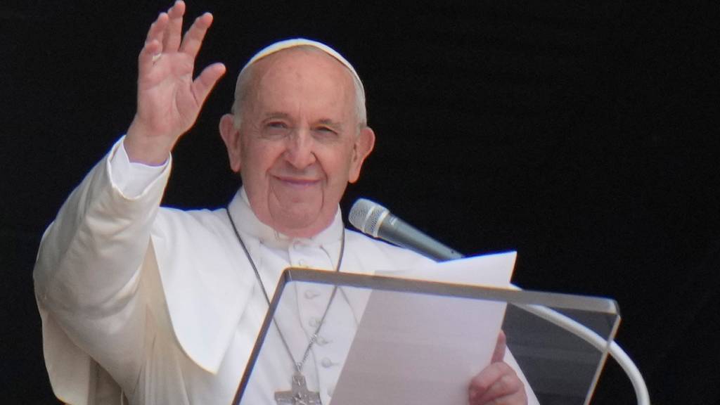 ARCHIV - Papst Franziskus ist wegen eines Darm-Leidens erfolgreich operiert worden. Foto: Alessandra Tarantino/AP/dpa