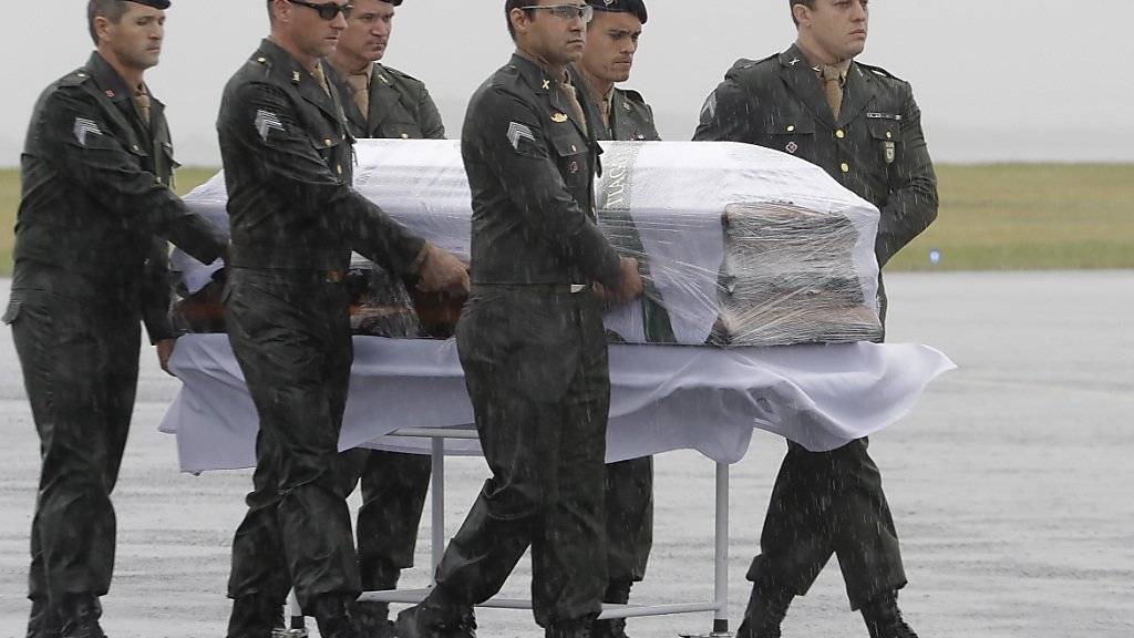 Brasilianische Soldaten mit dem Sarg eines Absturzopfers am Flughafen von Chapecó.