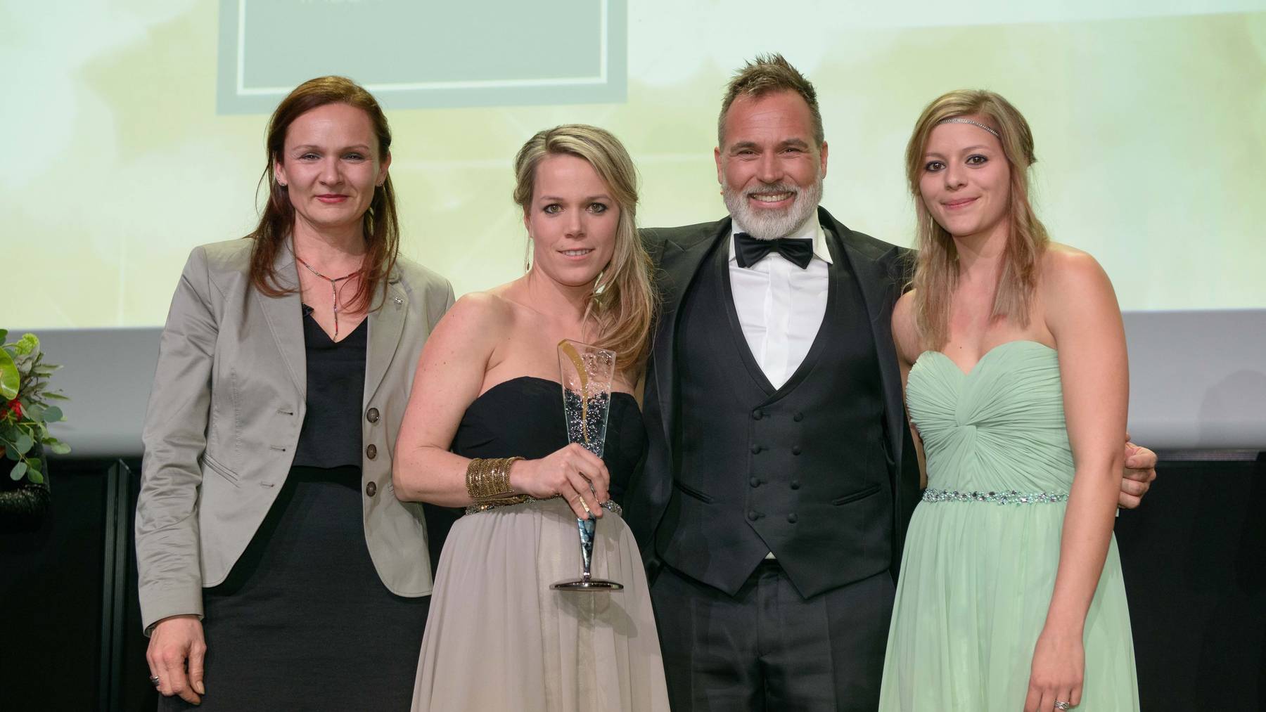 Glückliche Gewinnerinnen: Mitarbeiterinnen der Blumeria Marbach gemeinsam mit Jurymitglied Froonck.