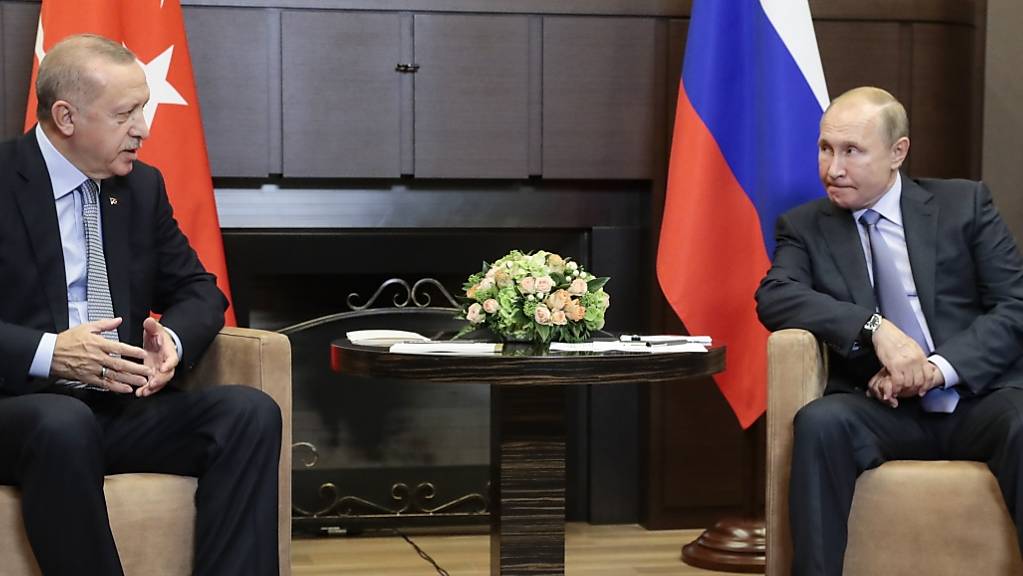 Nach dem international umstrittenen Einmarsch türkischer Truppen in Nordsyrien ist der türkische Präsident Erdogan in Sotschi vom russischen Präsidenten Putin zu Gesprächen empfangen worden.