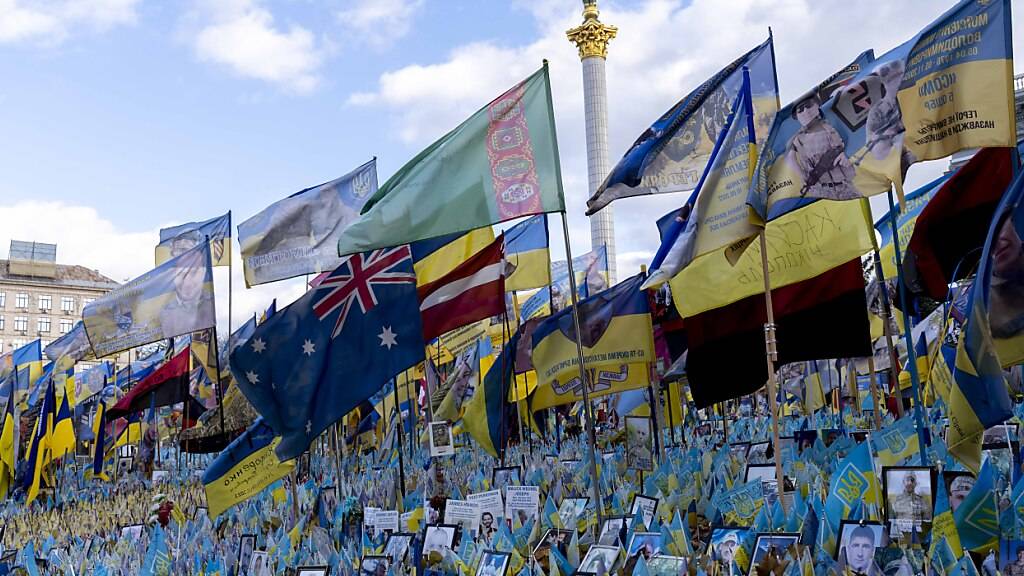 Am 1000. Tag des Einmarsches Russlands in die Ukraine sind auf dem Unabhängigkeitsplatz Majdan Nesaleschnosti ukrainische Fahnen für gefallene Soldaten und zivile Opfer zu sehen. Foto: Andreas Stroh/ZUMA Press Wire/dpa