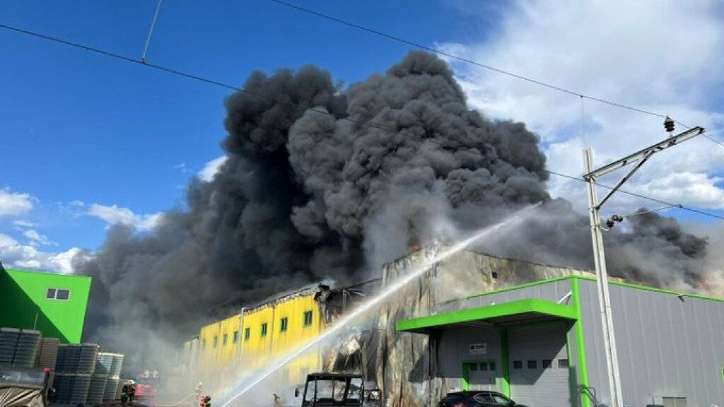 Zahlreiche Feuerwehrleute waren im Einsatz, um den Brand in Vétroz (VS) zu bekämpfen.