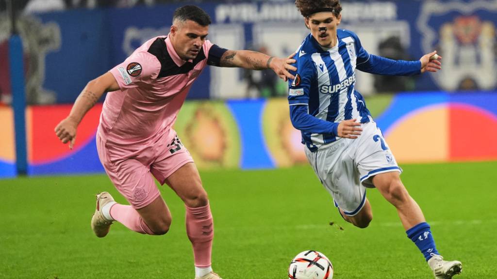 Granit Xhaka lässt Lech Posens Pablo Rodriguez nicht kampflos an sich vorbei
