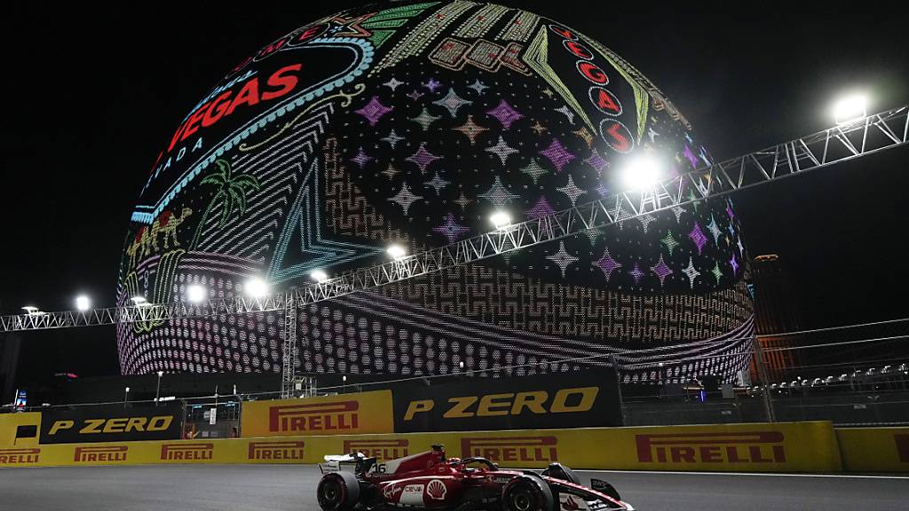 Charles Leclerc rast in seinem Ferrari zur Pole-Position in Las Vegas