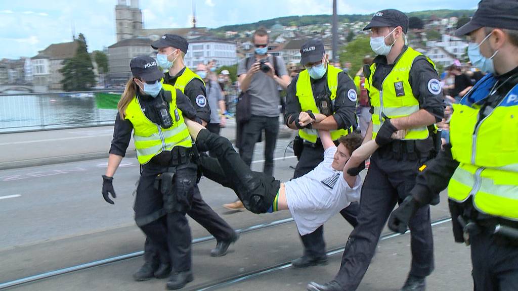 Nach Verkehrschaos: Polizei trägt Klimaaktivisten von Quaibrücke