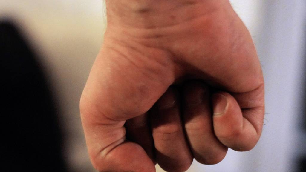 Die Bündner Regierung will häusliche Gewalt mit einem Gesetz angehen. (Symbolbild)