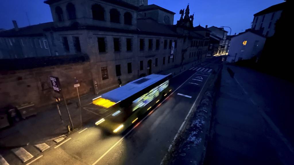 Ein Stadtbus fährt durch die historische Stadt Santiago, während eines massiven Stromausfalls in Spanien und Portugal. Foto: Mic Smith/AP/dpa