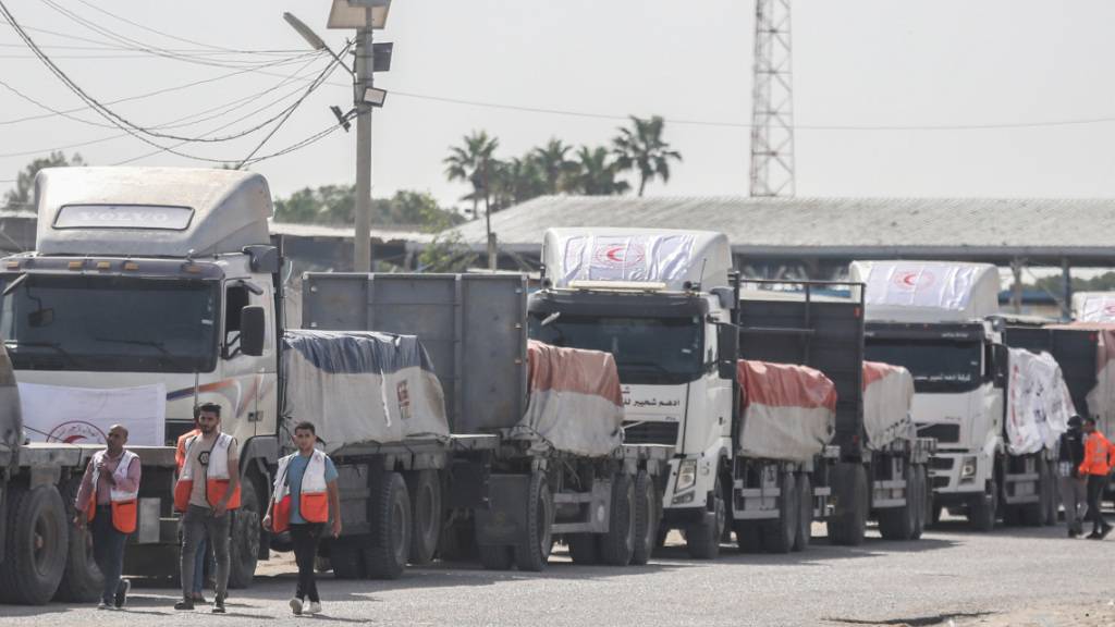 Lastwagen mit humanitärer Hilfe für den Gazastreifen fahrenin Rafah aus Ägypten ein. Erste Hilfslieferungen in den Gazastreifen sind angelaufen. Foto: Mohammed Talatene/dpa