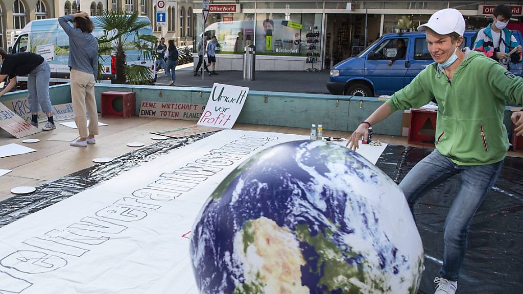 «Weil wir nur eine Erde haben.» Die Jungen Grünen haben in Bern ihre Umweltinitiative vorgestellt.