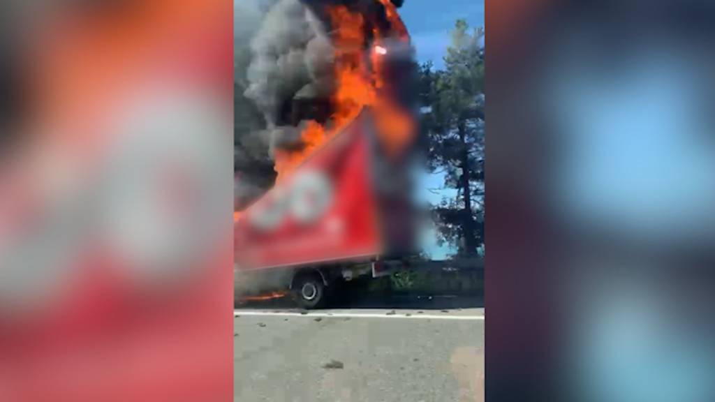 Lieferwagen gerät auf A1 in Vollbrand