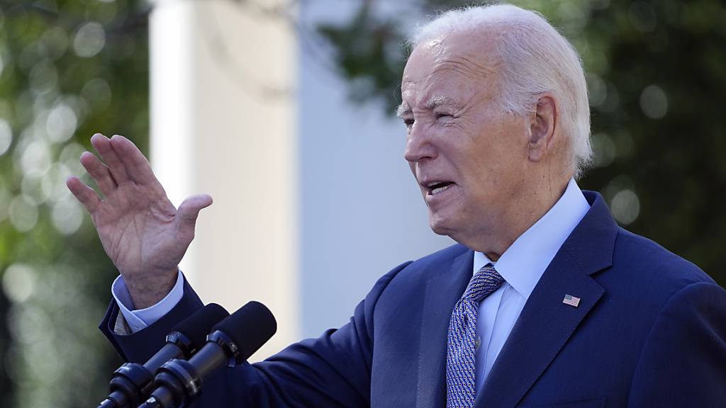 Joe Biden, Präsident der USA, spricht im Rosengarten des Weißen Hauses. Foto: Susan Walsh/AP/dpa