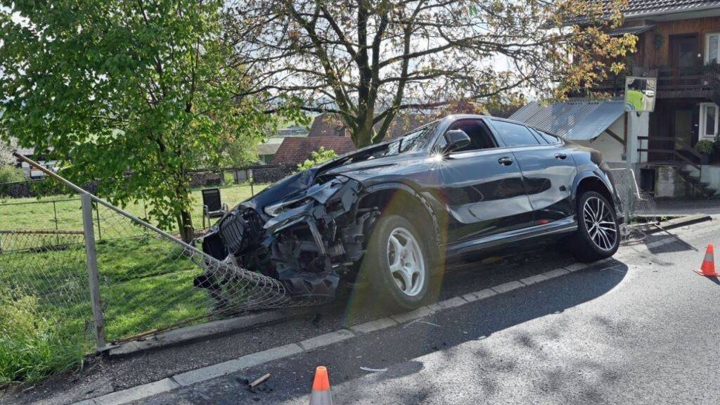 Die Spuren der drei Kollisionen sind am Auto nicht zu übersehen.