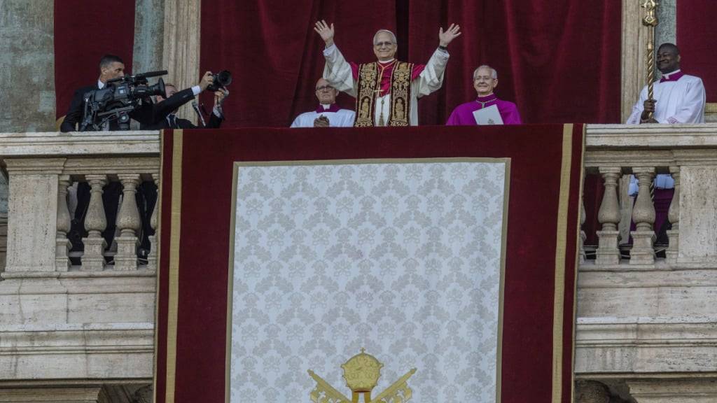 dpatopbilder - Der neu gewählte Papst Leo XIV. (M), der US-Amerikaner Robert Prevost, erscheint nach dem Konklave auf dem Balkon des Petersdoms im Vatikan. Foto: Oliver Weiken/dpa