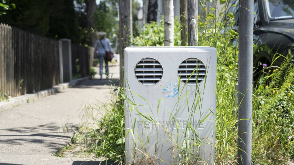 Die Stadt Zürich will die Fernwärme massiv ausbauen. Im Bild ein Belüftungskasten für die unterirdischen Verteilschächte. Sie sind bereits vielerorts im Stadtbild zu sehen. (Symbolbild)