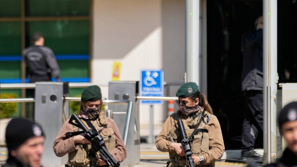 Türkische Polizei und Armee sichern das Gelände nach einem bewaffneten Angriff auf ein Gebäude des israelischen Konsulats in Istanbul. Foto: Khalil Hamra/AP/dpa