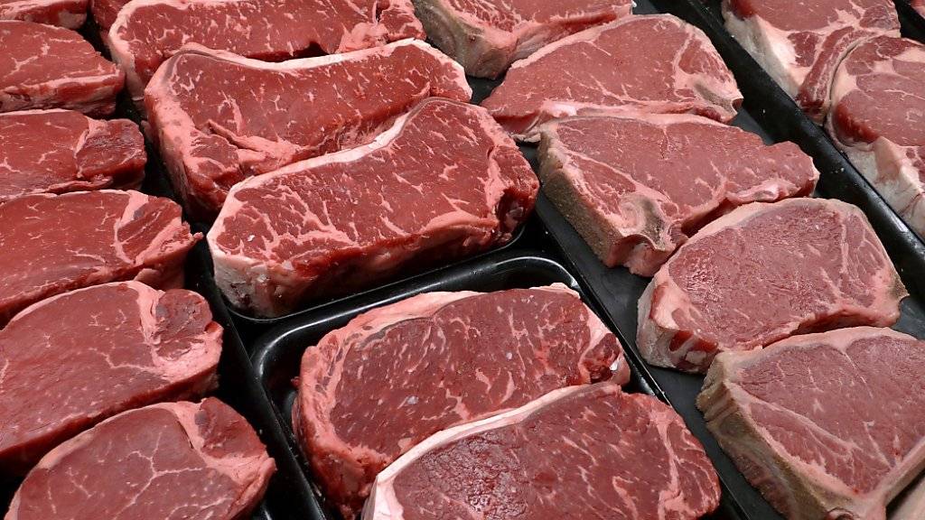 Steaks im Verkauf: In der Schweiz kann in gut einem Jahr theoretisch jedes Stück Rind- und Kalbfleisch bis zum Bauernhof zurückverfolgt werden. Per DNA-Beweis. (Archivbild)