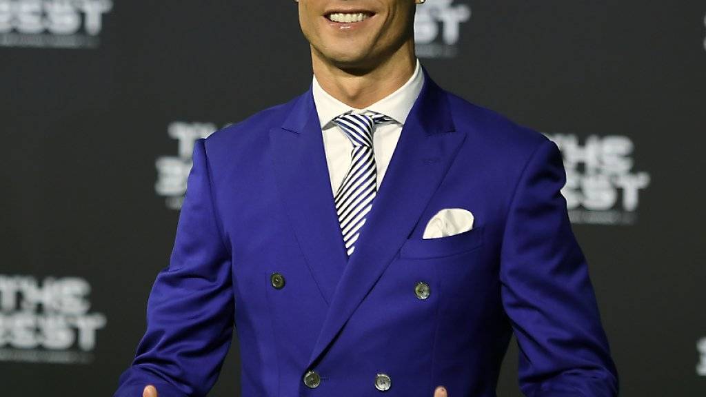 Cristiano Ronaldo erscheint im blauen Smoking zur FIFA-Gala in Zürich